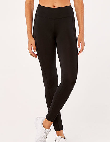 en kvinde i en sort sports-bh-top og sort tights